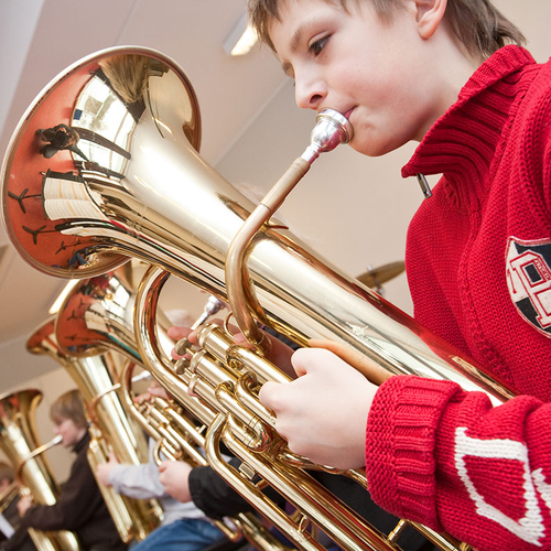 Jugendlicher spielt Tuba im Blasorchester