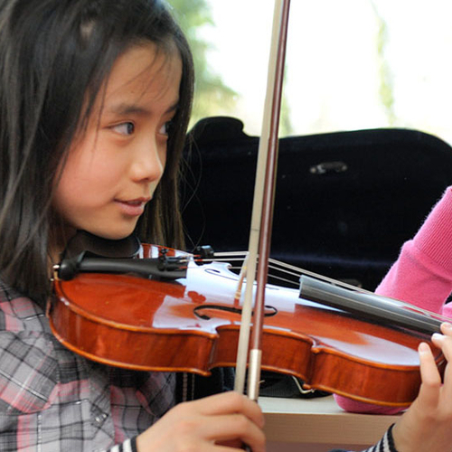Zwei Jugendliche üben Violine